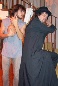  Остап Ступка і Дмитро Рибалевський у виставі в Парижі, фото надане Олександром Дем’янюком