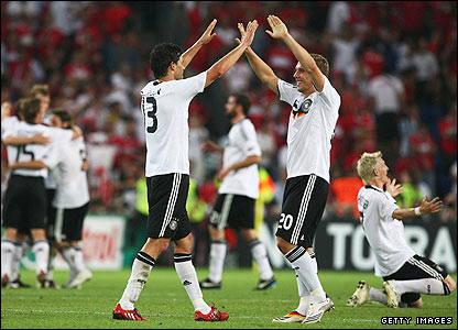 Các cầu thủ Đức ăn mừng chiến thắng