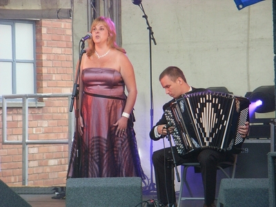 Denise Leigh performing