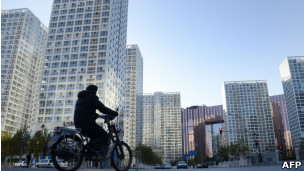 北京市中心骑电动车的人