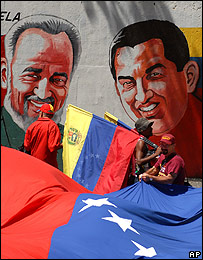 Mural com desenhos que retratam Fidel e Chávez em Caracas