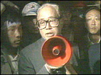 Cao Ziyang Tiananmen'de göstericilerle