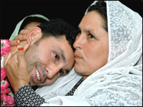 पाकिस्तान पहुँचे हफ़ीज़