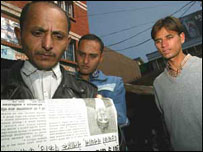 अख़बार पढ़ता एक नागरिक