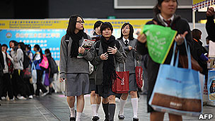 香港职业博览会上一批中学女生在参观（18/2/2011）