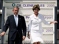 राष्ट्रपति बुश अपनी पत्नी के साथ