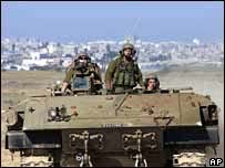 O presidente da Autoridade Palestina, Mahmoud Abbas, e o primeiro-ministro, Ismail Haniya, pedem que o Conselho de Segurança da ONU se reúna para discutir a situação.