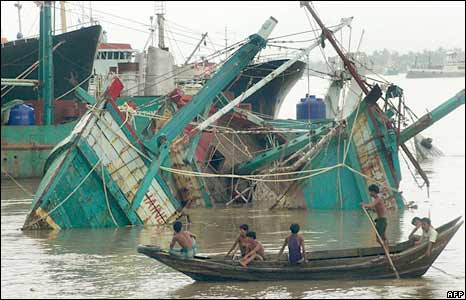 Thuyền bị phá hủy trong cơn bão ở ngoại vi Rangoon
