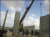 Palestinos fecham fenda na fronteira entre Gaza e o Egito