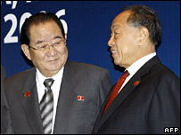 Ngoại trưởng Bắc Triều Tiên Paek Nam-sun (bên tay trái ) và Bộ trưởng Ngoại giao Trung Quốc Lý Triệu Tinh