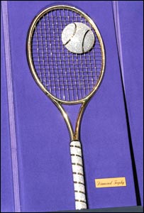 Raquete de ouro e diamantes oferecida como prêmio a primeira tenista a vencer torneio em Antuérpia por três vezes seguidas