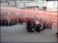 Göstericilere boya ile müdahale