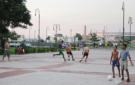 Jóvenes jugando en un parque (Foto: Raquel Pérez)
