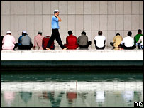 Người Hồi giáo cầu nguyện tại đền thờ Hồi giáo quốc gia ở Kuala Lumpur