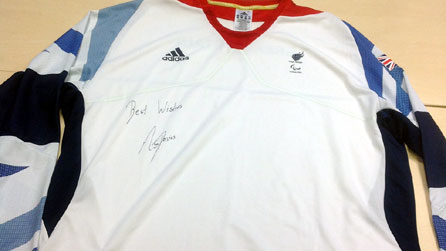 Crys wedi ei lofnodi gan yr athletwr paralympaidd, Aled Sion Davies