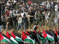 انبوهی از مردم در خاکسپاری ياسر عرفات شرکت کردند