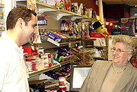 Anti Marian gyda William Davies yn siop Caxton's