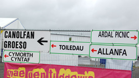 Arwyddion ar faes Eisteddfod yr Urdd Abertawe
