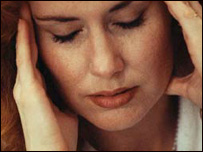 Başını tutan bir kadın