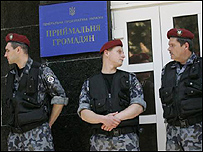 Ukrayna'da savcılık önündeki polis birimleri