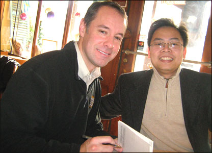 David Mendell và nhà báo tự do Trần Đông Đức