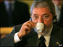 Lula toma cafezinho durante encontro com empresários