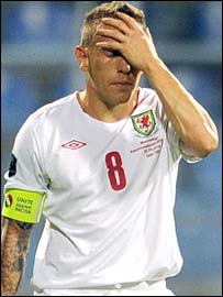 Capten Cymru Craig Bellamy yn dangos ei siom ym Montenegro