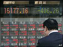 Corretor observa ações no Japão