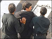 بازداشت اکبر موسوی خوئينی - عکس از آرش عاشوری نيا