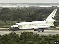 ديسکاوری در پايگاه کندی (عکس از ناسا)