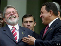 Lula sorri durante conversa com Chávez em Caracas
