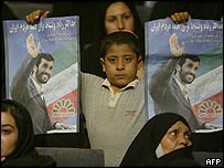 شعارهای محمود احمدی نژاد در انتخابات رياست جمهوری عمدتا بر عدالت طلبی متمرکز بود