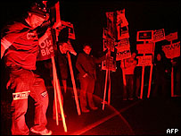 Eleitores fazem fila durante a madrugada para votar em Hart's Location