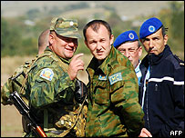 Soldado russo (esq.) conversa com integrantes da missão de observadores da União Européia