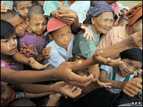 Cảnh chen nhau nhận đồ cứu trợ