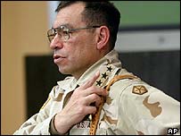 O general Ricardo Sanchez, que comanda as forças americanas