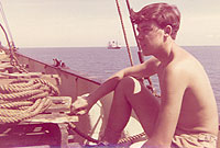 Dylan ar y môr yn 15 oed