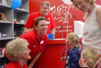 Pabell Llywodraeth y Cynulliad - Ceri Edwards ail o'r chwith