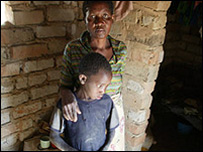 Mãe e filho africanos