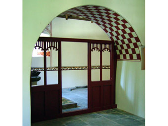 Golwg i'r gangell drwy sgrin