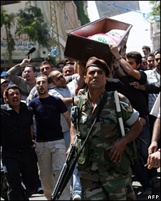 Một lính Lebanon bảo vệ cho đám tang