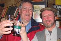 Hywel gyda Bernard Wlaters. o Ferthyr yn wreiddiol, perchennog Tafarn Ty Eloise yn Ployen