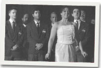 Y cast gyda Shân Cothi