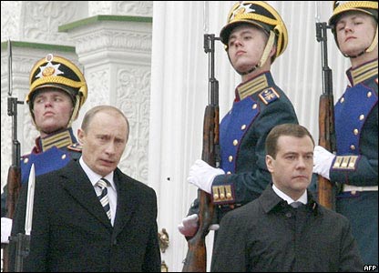 Vladimir Putin (Trái) và Dmitry Medvedev