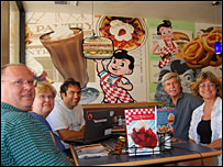 Phóng viên Ros Atkins ngồi giữa