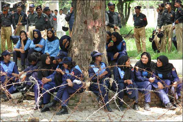 جمعہ کے روز لال مسجد کے باہر مدارس کے طلباء