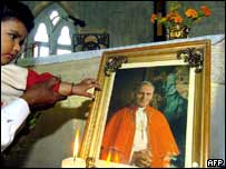 يک کودک تصوير پاپ ژان پل دوم را لمس می کند