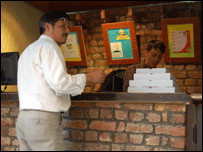 cliente comprando pizza na Pizzaria Brasil