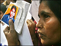 लापता बच्ची की तस्वीर लिए एक महिला