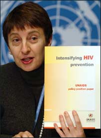 اقوامِ متحدہ کے ایچ آئی وی ایڈز کے متعلق پروگرام کی نئی ڈپٹی ڈائریکٹر ڈیبورا لینڈلے جنیوا میں ایڈز سے متعلق رپورٹ پیش کر رہی ہیں